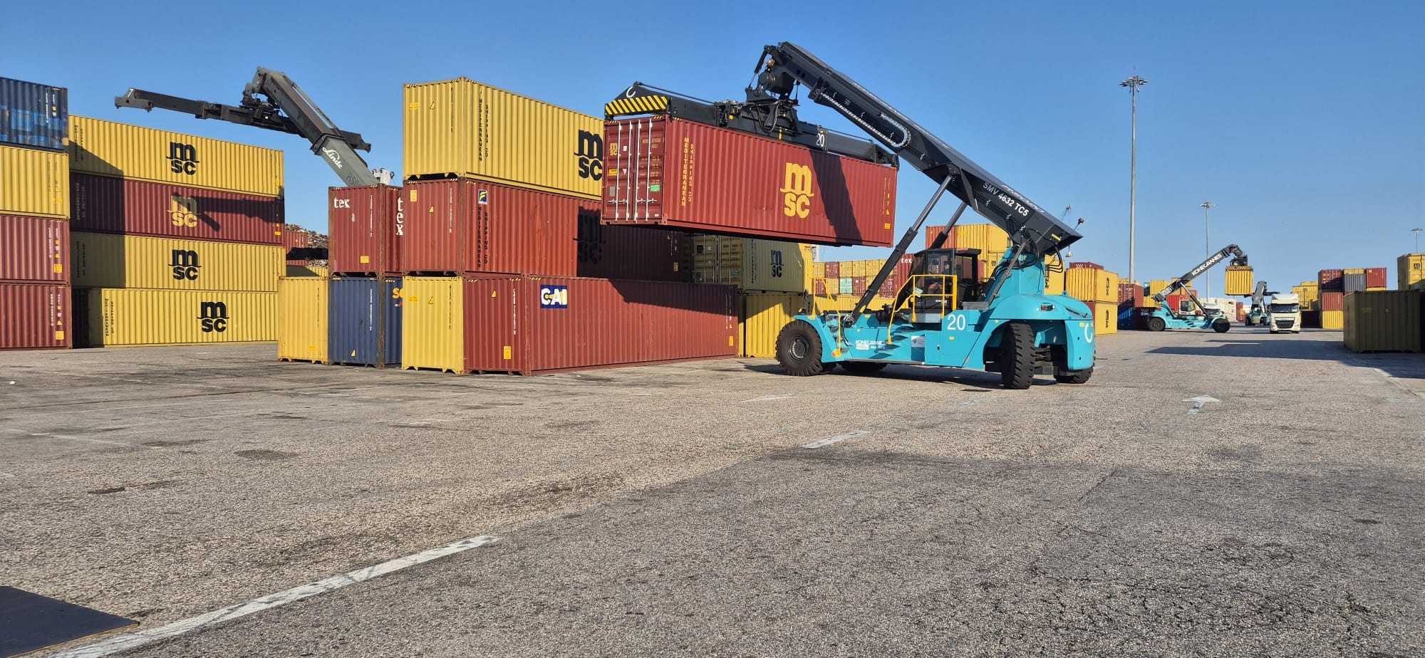 Mariner deploys additional reach stackers